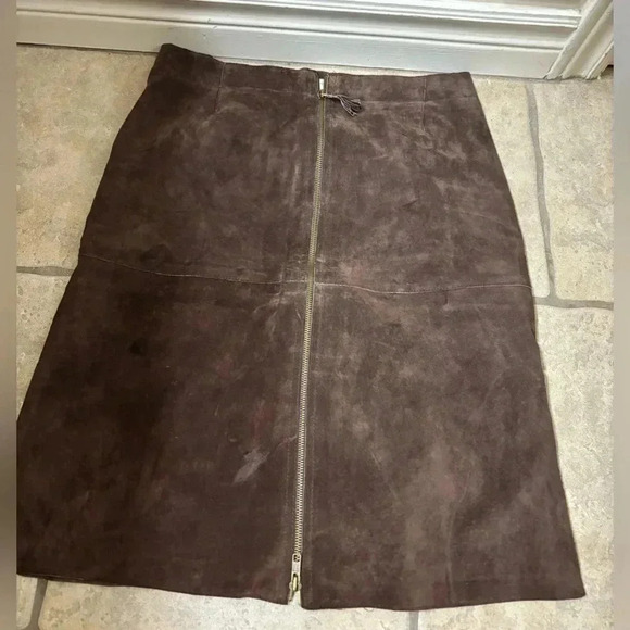 Vintage Isaac Mizrahi suede a line skirt in size 8. Timeless. - Picture 2 of 5